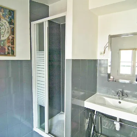 Moulin Rouge Apartment *