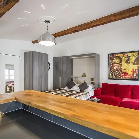 Moulin Rouge Apartment