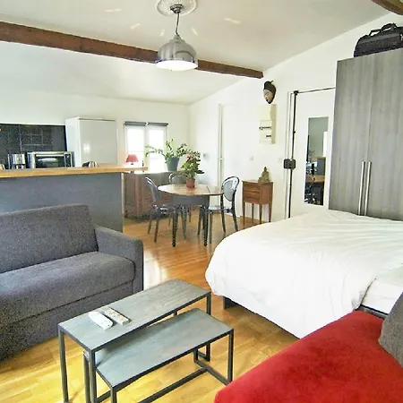 Moulin Rouge Apartment
