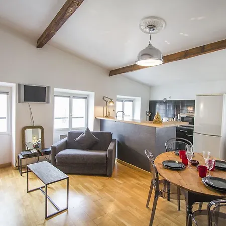 Moulin Rouge Apartment