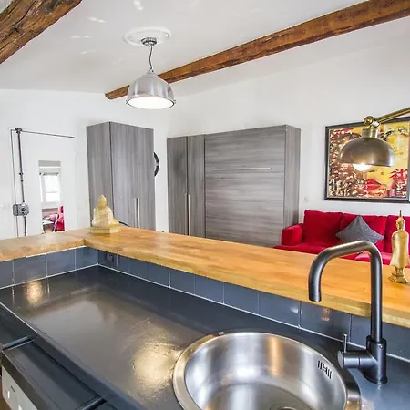 Moulin Rouge Apartment
