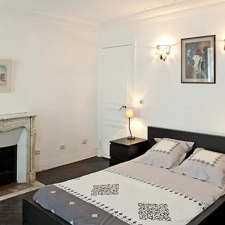 Moulin Rouge Apartment *