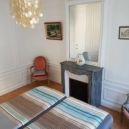 Moulin Rouge Apartment