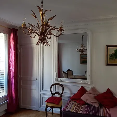 Moulin Rouge Apartment *