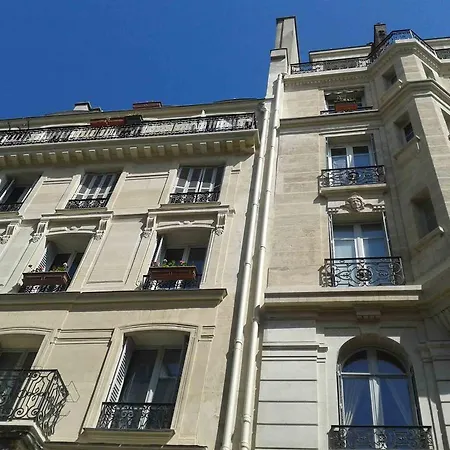 Moulin Rouge Apartment *