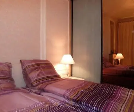 Moulin Rouge Apartment *