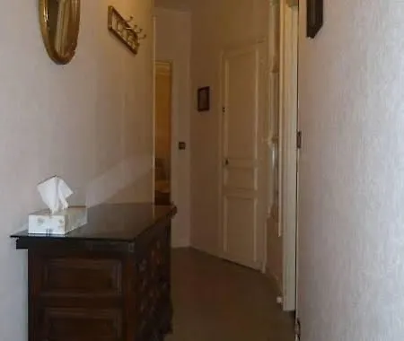 Moulin Rouge Apartment *
